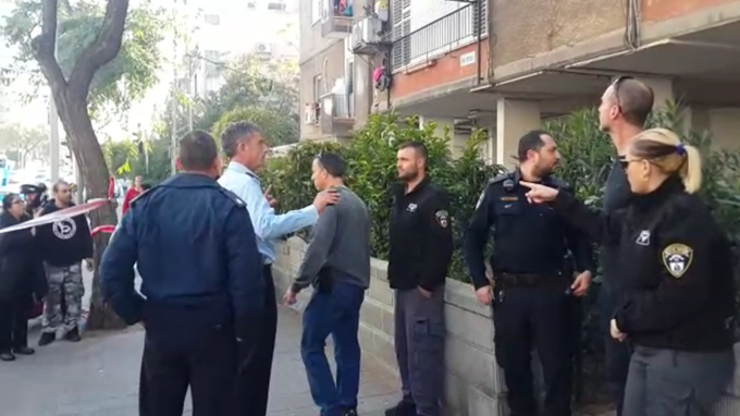 مشتبه يعتدي على زوجته بمطرقة وحالتها حرجة